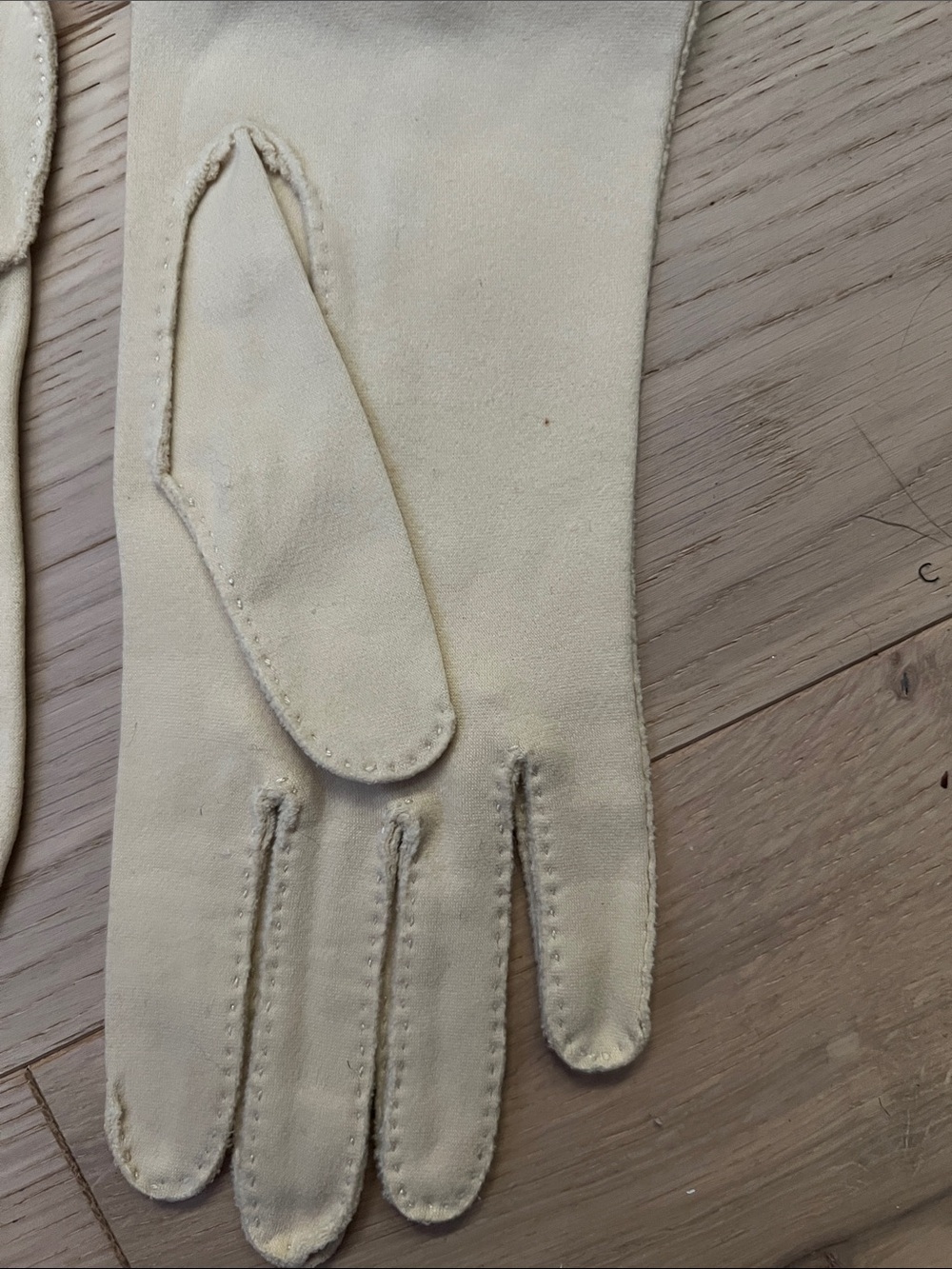 Wear Right Cream Gloves with Labelled Tag - Picture 5 of 10